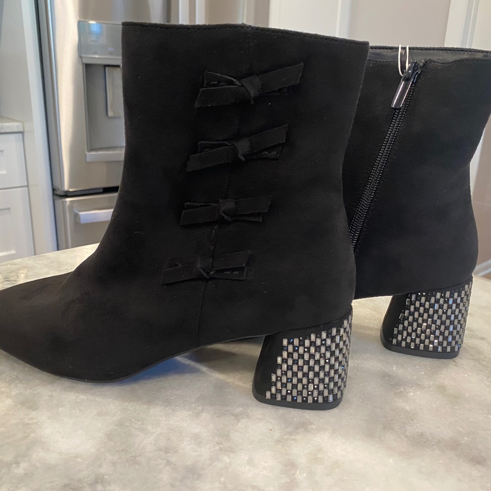 NWT Amelia Grace Jody Gem Block Heel Boots Booties